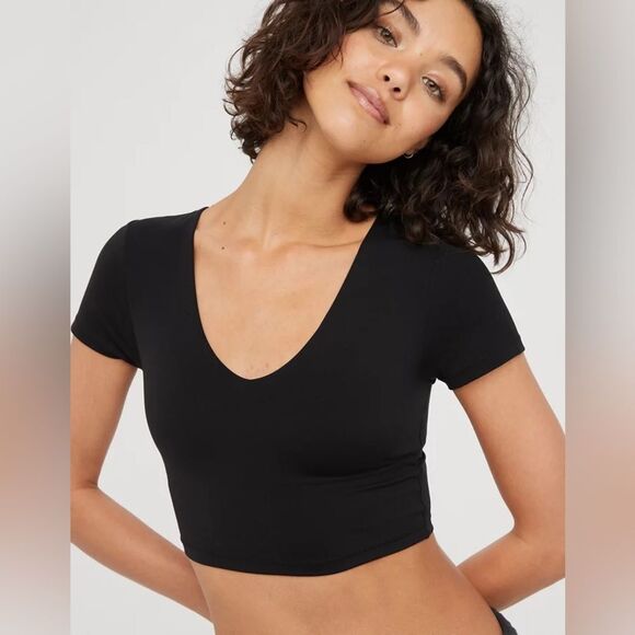 Offline by Aerie Black Real Me V-Neck Cropped Built In Bra T-Shirt - Picture 1 of 6